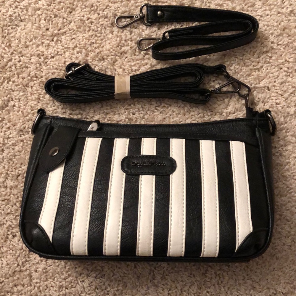 MOVING MAKE AN OFFER🚛Small Cross Body Black White